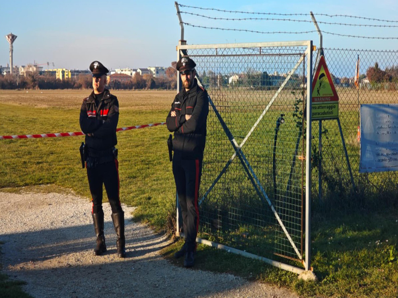 Paracadute si intrecciano in volo, morti un uomo e una donna