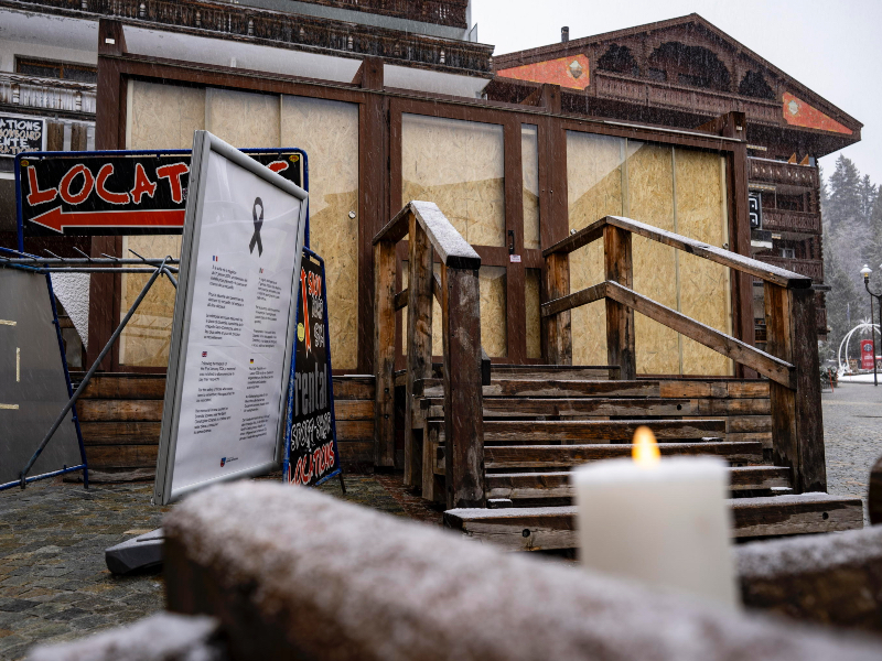 Crans-Montana, salgono a quattro gli indagati per l’incendio a “Le Constellation”