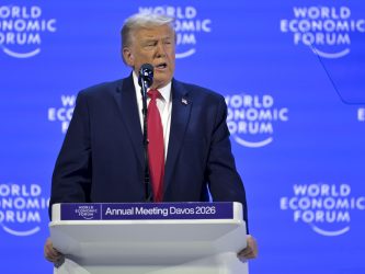 La confusa intesa sulla Groenlandia nella giornata di Davos, tra minacce, ritiri (e incendi)