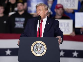 Flotta USA in arrivo al largo dell’Iran. Trump: «No armi nucleari o sarà come in Venezuela»