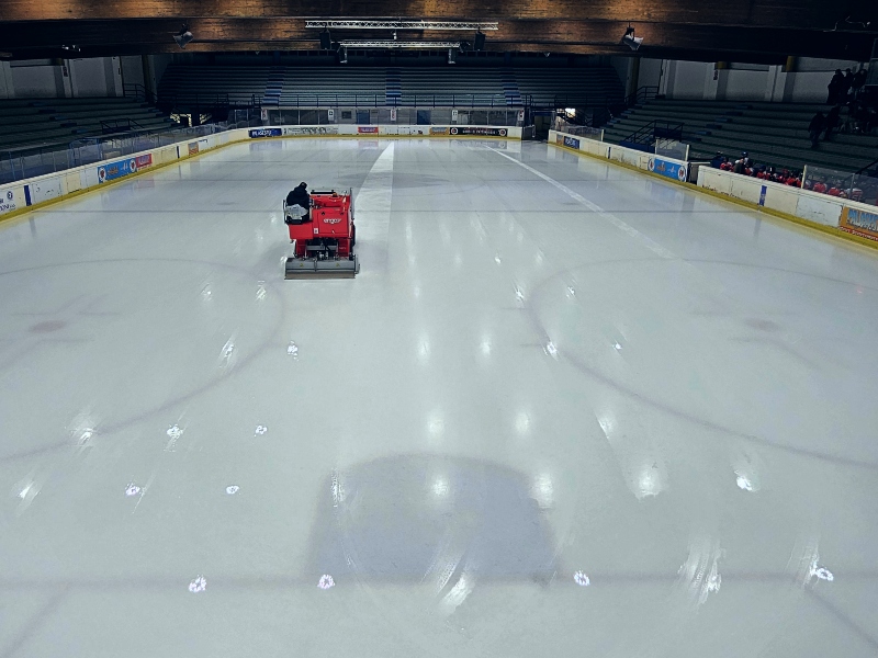 Scienza, esperienza e bastoni da hockey: come si prepara il ghiaccio olimpico