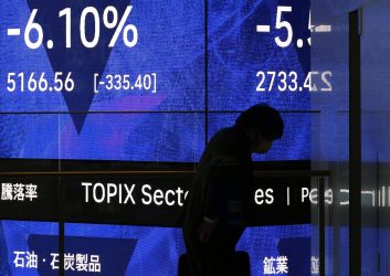 Borsa, crollo in apertura poi rimbalzo dopo le dichiarazioni di Trump. Lo spread migliora di 17 punti