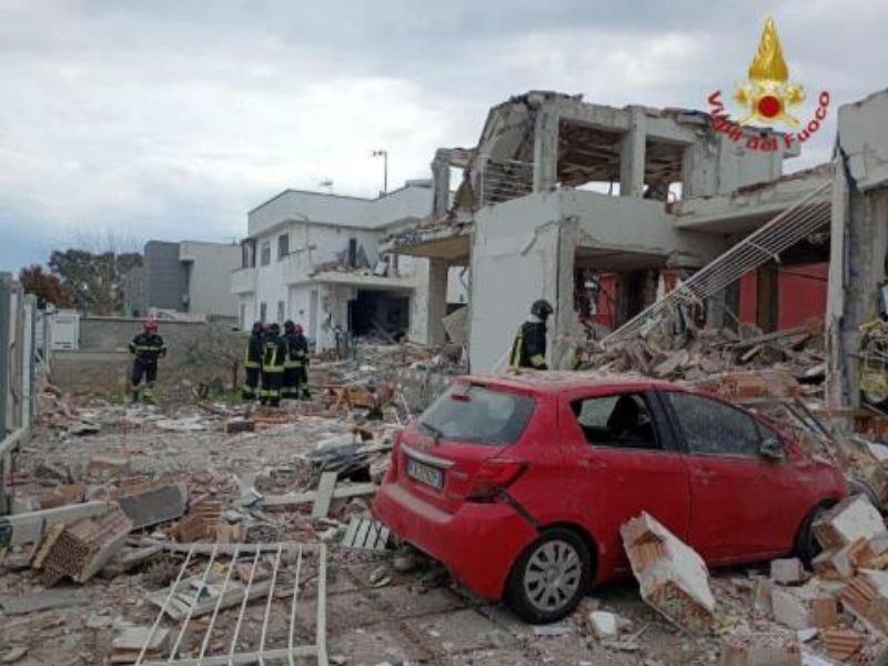 Esplosione a Roma, distrutte tre palazzine : due feriti gravi