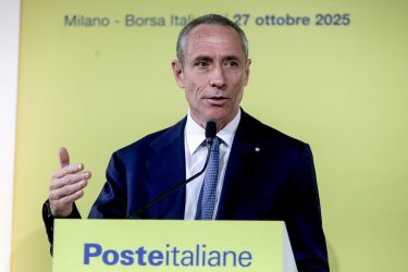 Poste italiane all’attacco di Tim, possibile fusione entro il 2026