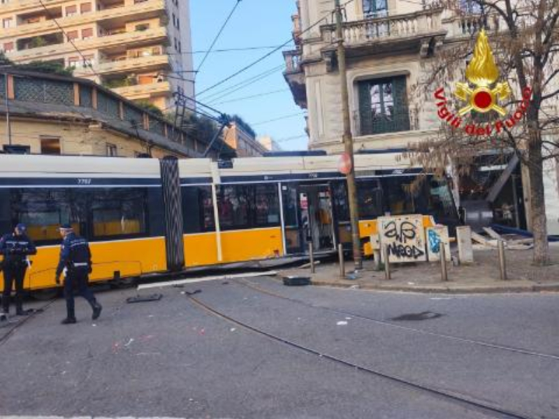 Tram deragliato a Milano, conducente indagato per disastro ferroviario